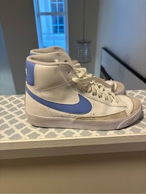 BLAZER MID '77 (BIG KID) Nike Blazer Mid 77 GS
White / Royal Pulse 4.5Y